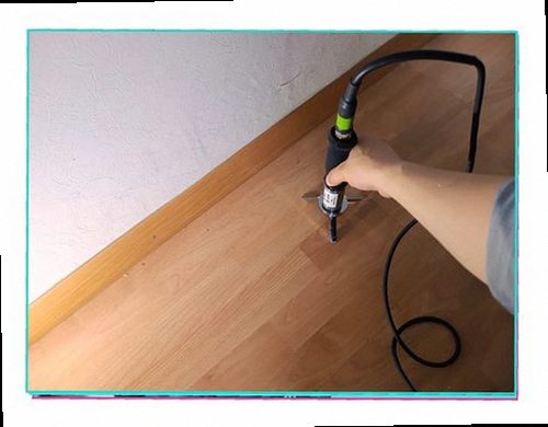 누수탐지 보수 후 배관 연결부와 주변 마감 상태를 재확인하는 모습