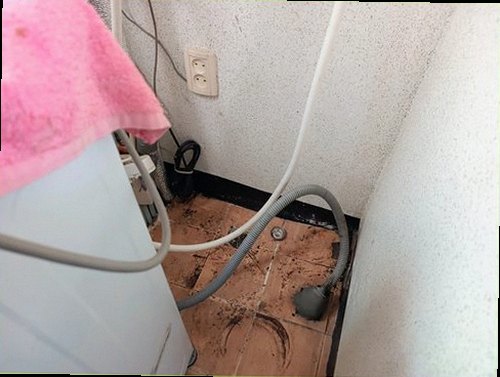 누수탐지 싱크대 하부장과 벽면의 습기 상태를 확인하는 모습