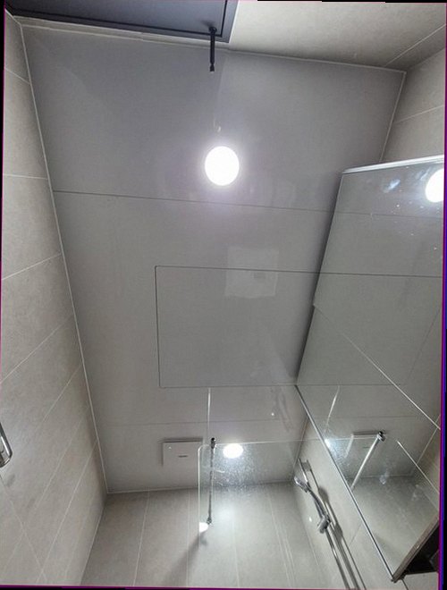 연천 누수탐지 싱크대 하부장 안쪽의 물기와 배관 연결부를 확인하는 현장