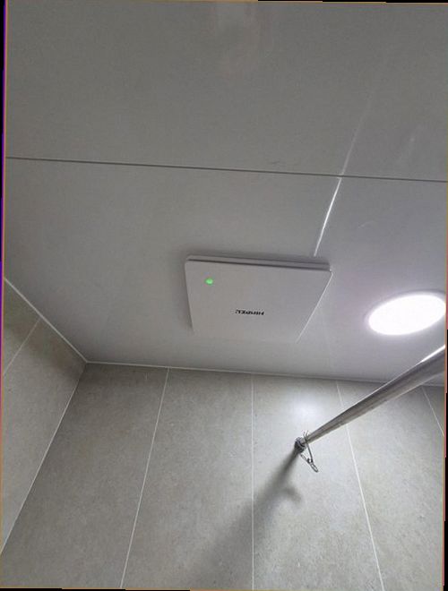 오산 누수탐지 보수 후 욕실 바닥과 배관 주변의 상태를 재확인하는 모습