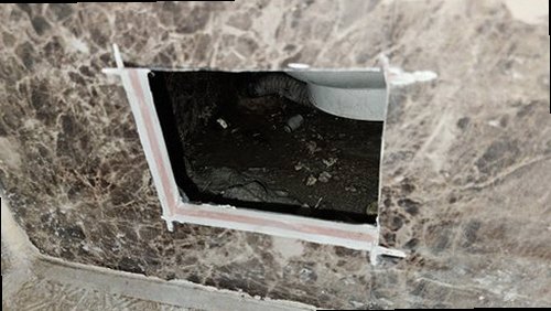 제물포구 누수탐지 벽지 들뜸과 주변 변색 범위를 살피는 실내 점검 장면