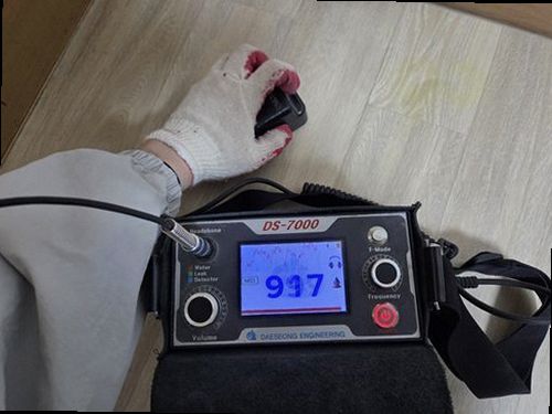 서해구·검단구 누수탐지 천장 얼룩의 색과 가장자리 변화를 기록하는 모습