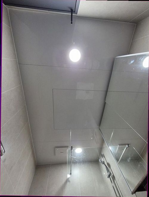 영통구 누수탐지 싱크대 하부 배관과 천장 물자국을 함께 확인하는 모습