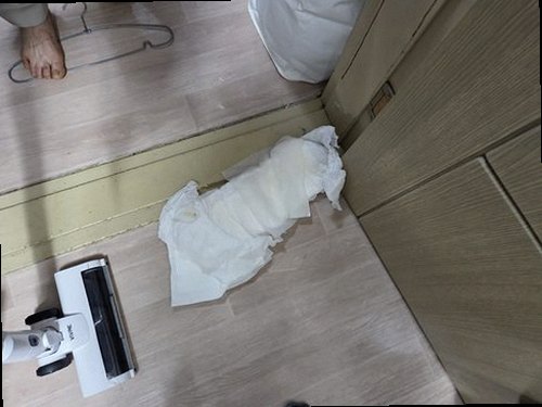 영종구 누수탐지 거실 바닥 가장자리의 얼룩과 습기 상태를 살피는 현장