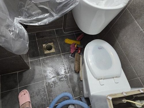 누수탐지 계량기 확인과 배관 탐지 장비 사용 장면