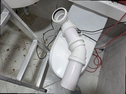 천안시 서북구 누수탐지 욕실 바닥과 벽 모서리의 물기 흔적을 확인하는 모습