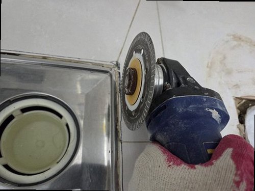 천안시 서북구 누수탐지 싱크대 하부장과 주변 벽면의 물자국을 확인하는 모습