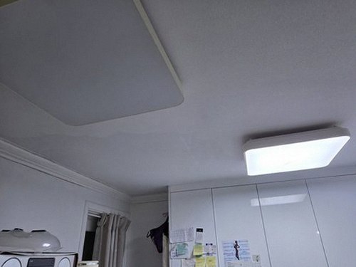 천안시 서북구 누수탐지 누수 원인 확인 후 벽체 건조 상태와 보수 범위를 점검하는 모습