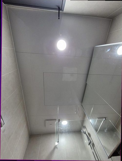 누수탐지 배관 연결부와 벽면 수분 상태를 점검하는 장면