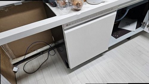 누수탐지 주방 벽면에 반복적으로 생긴 물방울과 젖은 도배 상태