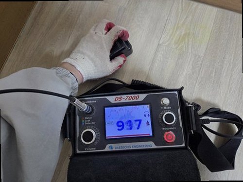 아산시 누수탐지 벽과 천장에 생긴 누수 흔적을 확인하는 모습