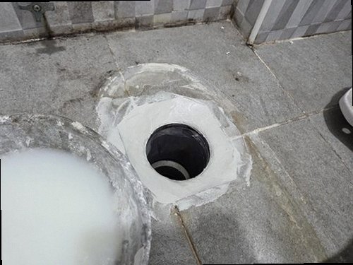 아산시 누수탐지 화장실 바닥과 배관 주변의 물기 흔적을 확인하는 모습