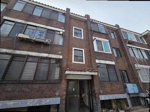 누수탐지 세면대 하부 배수관 이음새를 점검하는 장면