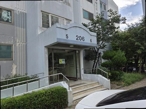 성북구 누수탐지 점검 기록을 바탕으로 수리와 건조 순서를 검토하는 모습