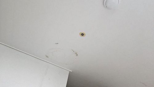 누수탐지 천장 점검 시 습도와 배관 위치를 함께 확인하는 장면
