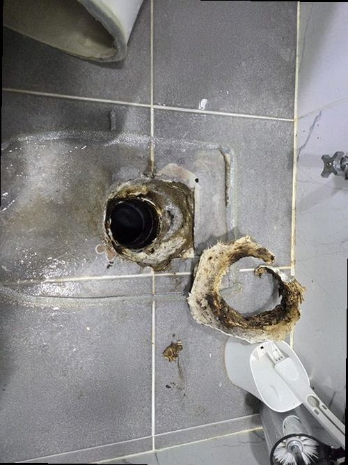 누수탐지 벽면 얼룩과 배관 점검 현장 이미지