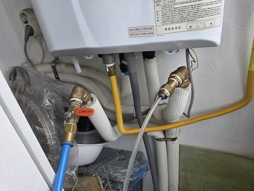 누수탐지 계량기 지침과 밸브 상태를 기록하는 점검 장면