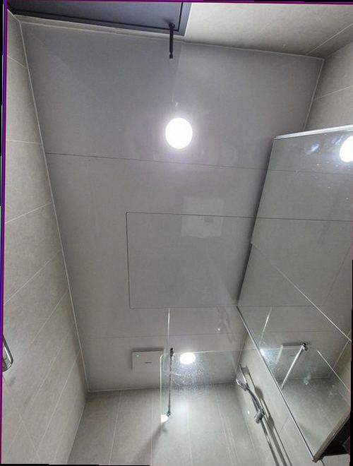 동두천 누수탐지 천장 물자국과 벽지 들뜸을 확인하는 점검 모습