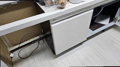누수탐지 조치 후 건조된 싱크대 하부장과 정리된 배관 연결부