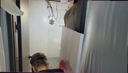 누수탐지 보수한 배관 연결부와 주변 마감 상태를 확인하는 모습