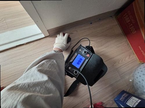 동안구 누수탐지 천장 얼룩과 배관 주변을 확인하는 점검 장면