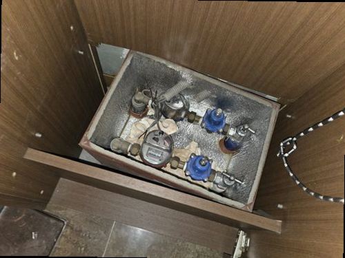 누수탐지 배관 계통별 압력과 수분 반응을 비교하는 진단 장면
