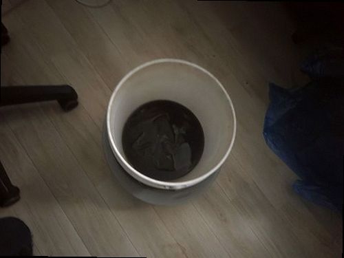 처인구 누수탐지 거실 바닥의 젖은 범위와 벽 하단 변색을 점검하는 모습
