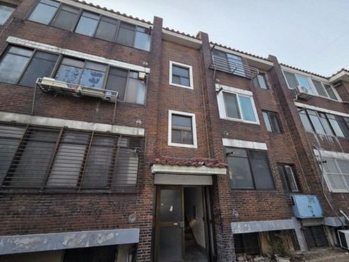 누수탐지 천장 얼룩 부위의 열화상 측정 장면