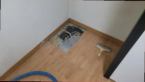 일산서구 누수탐지 벽면 물자국과 배관 주변 누수 흔적을 확인하는 모습
