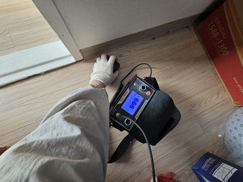 누수탐지 점검 기록과 계량기 상태를 함께 확인하는 장면