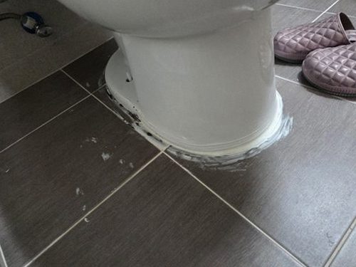 누수탐지 욕실 바닥 타일 줄눈에 생긴 얼룩과 습기 흔적