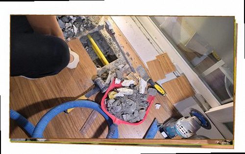 동작구 누수탐지 벽면 얼룩과 창호 주변의 누수 흔적을 비교하는 점검 모습