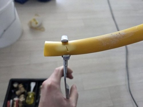 누수탐지 배관 점검 장비로 벽체 구간을 확인하는 현장 모습