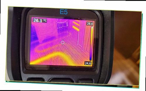 용산구 누수탐지 욕실 수도계량기와 주변 배관을 확인하는 현장 모습