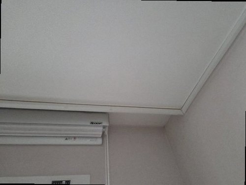 누수탐지 벽지 얼룩이 번진 천장 모서리를 점검하는 모습