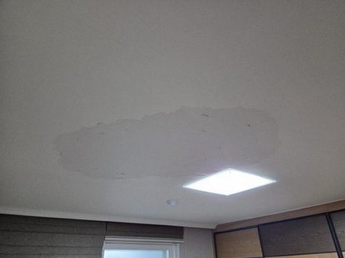 누수탐지 벽지 얼룩과 천장 누수 흔적을 점검하는 모습