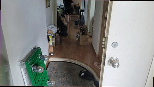 서대문구 누수탐지 천장과 벽면에 나타난 물자국을 확인하는 모습