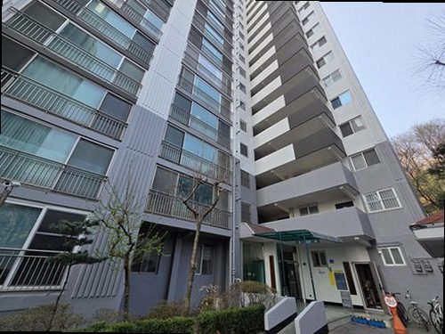 서대문구 누수탐지 창가 주변 벽면의 얼룩과 습기 흔적을 확인하는 모습