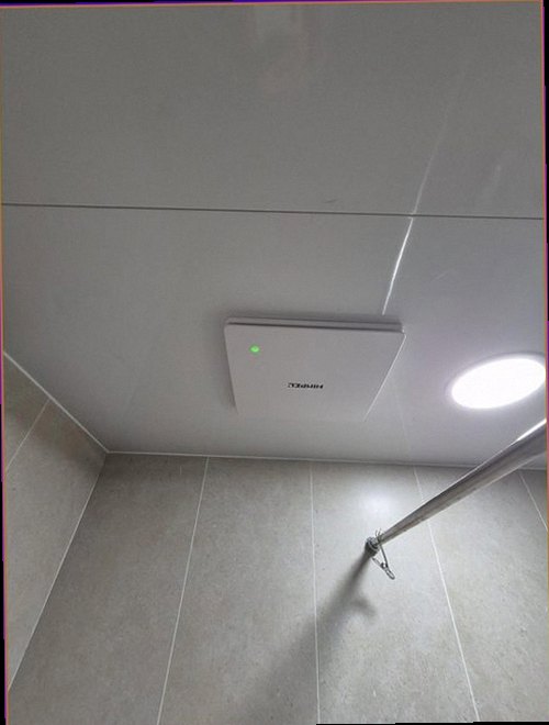 영등포구 누수탐지 배관과 벽면의 누수 흔적을 비교하는 점검 모습