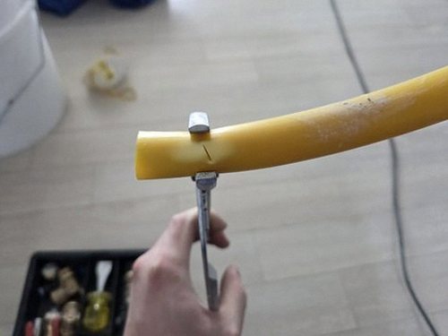 누수탐지 견적서와 점검 기록지를 함께 검토하는 모습