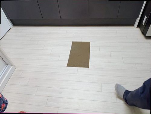 광주 누수탐지 점검 후 수분 반응을 재확인하는 현장 모습