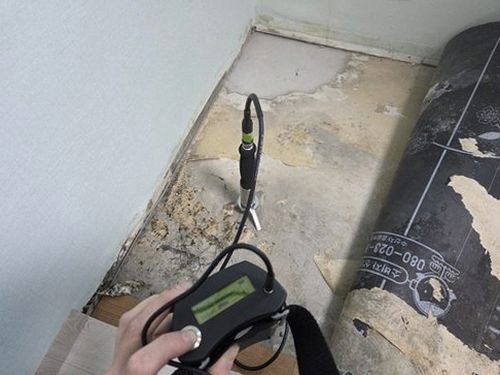 누수탐지 점검 결과를 표로 정리한 메모와 보일러 압력계