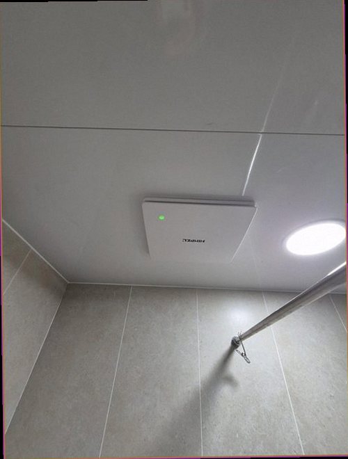 김포 누수탐지 물이 고인 화장실 바닥과 습기가 남은 벽면 하단
