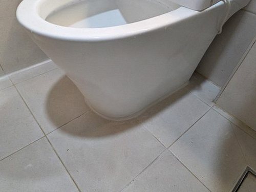누수탐지 연결부 교체 후 압력 시험을 진행하는 장면