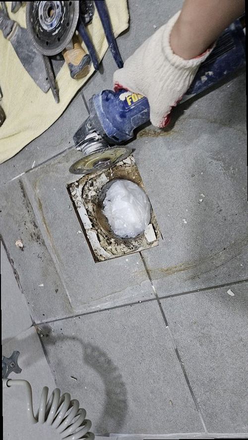 오산 누수탐지 수리 부위와 주변 마감 상태를 확인하는 모습