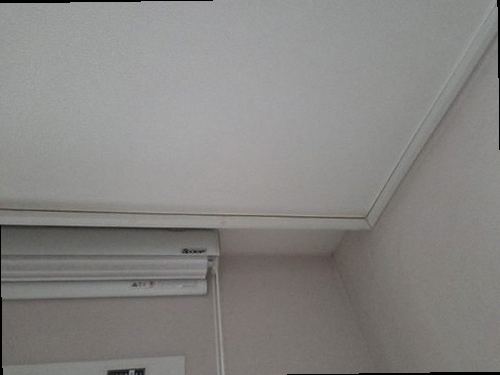 누수탐지 점검 기록표와 측정 도구가 놓인 작업 장면