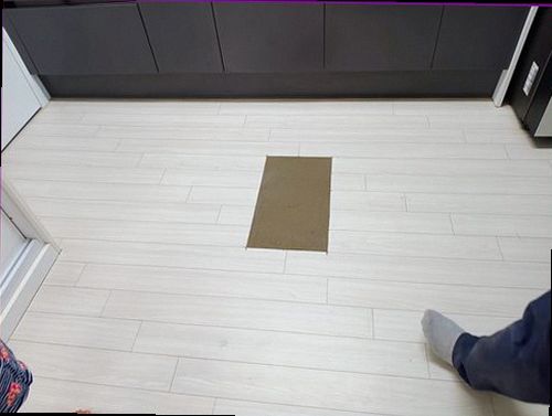 포천 누수탐지 싱크대 하부장과 벽면 하단의 습기 흔적을 확인하는 현장