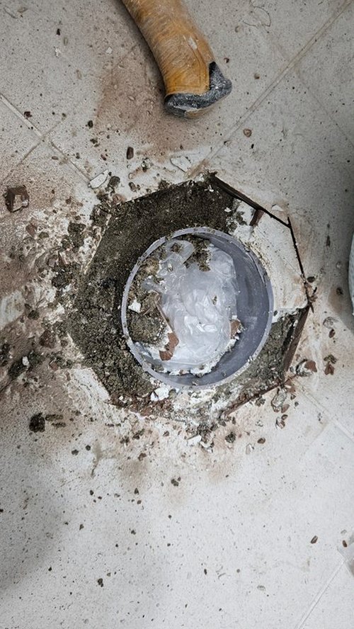 누수탐지 배관 누수 탐사 장비로 바닥 라인을 점검하는 작업 장면