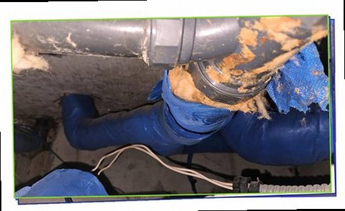 수정구 누수탐지 벽체와 천장에 나타난 수분 흔적을 확인하는 모습
