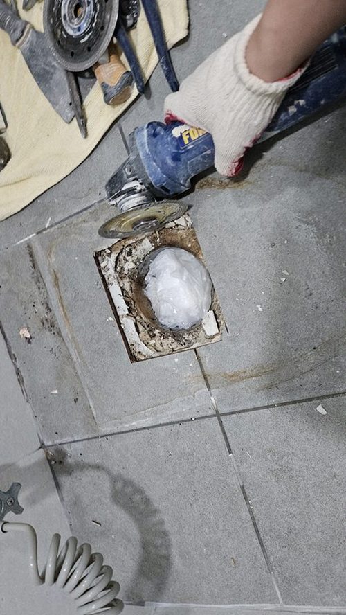 누수탐지 배관 주변을 순서대로 확인하는 누수 점검 장면